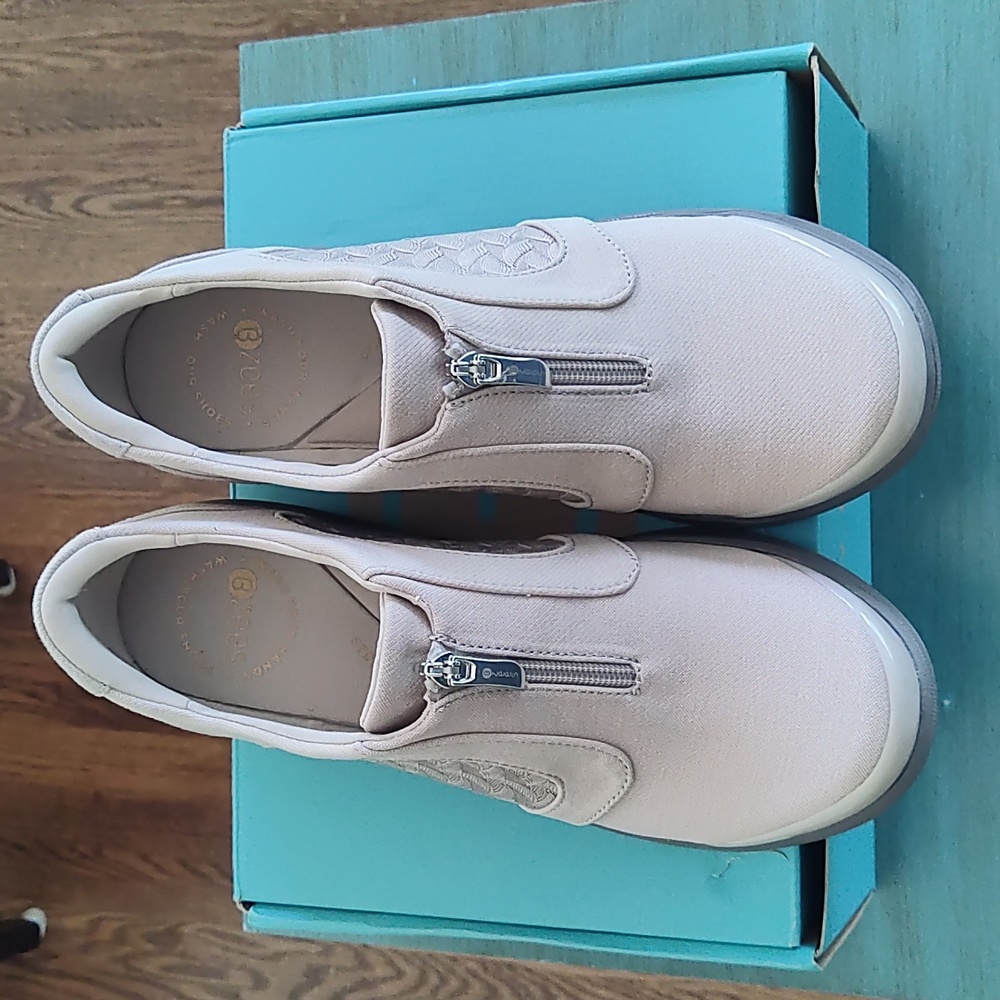 BZees women's loafers-NEW